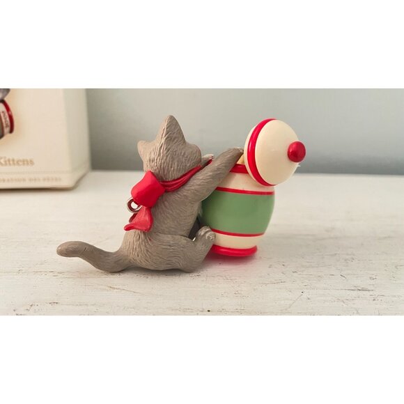 Hallmark Keepsake Ornament ~ Mischievous Kittens 2006 ~ 8th in the Series - Picture 4 of 9